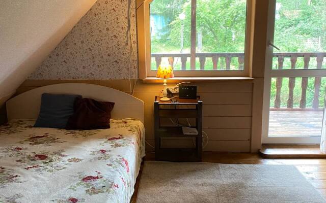 Частный дом Дом у реки в английском стиле