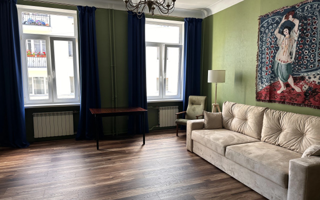 Prostornaya istoricheskaya kvartira v tsentre Flat