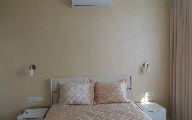 Umnaya S Alisoy Na Tsvetnike Flat