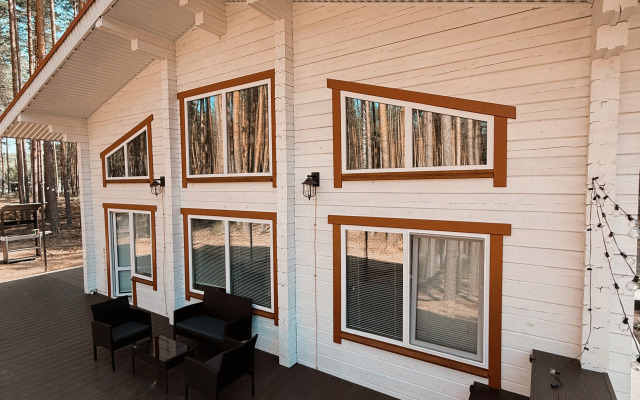 Частный дом Белый и сосны