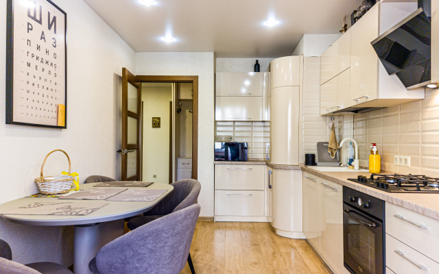 Dvuhkomnatnye v Svetlyh Tonah Vblizi Centra Goroda Apartments