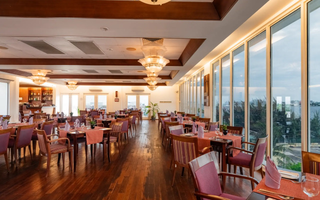 Hulhule Island Hotel