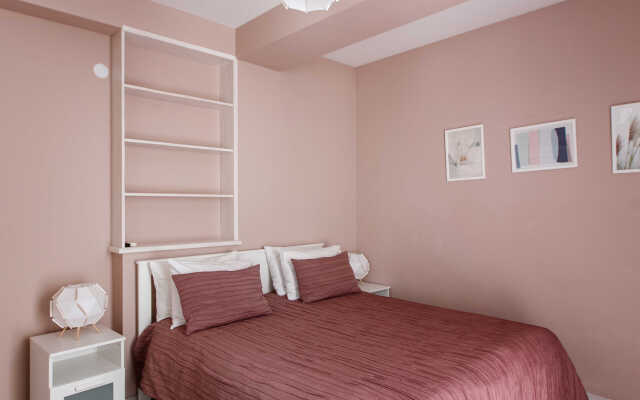 Komfort s otdelnoy spalney i balkonom Apartments