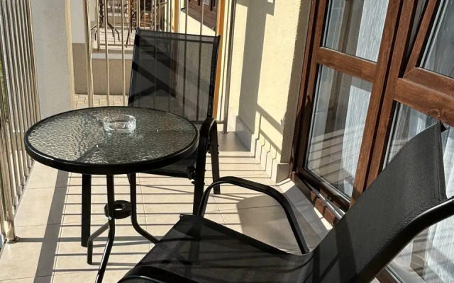 S Bacsejnom V Zhivopicnom Meste Zhk Kiparis 289 Flat
