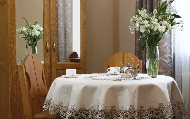 Anna and King  (on Zheleznodorozhnoy)