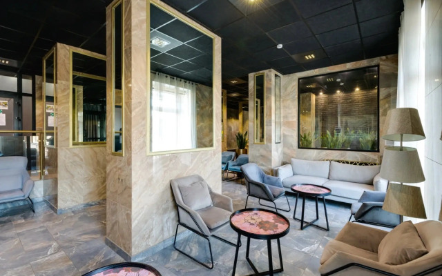 Komfortabelnie U Metro Okruzhnaya Apartments