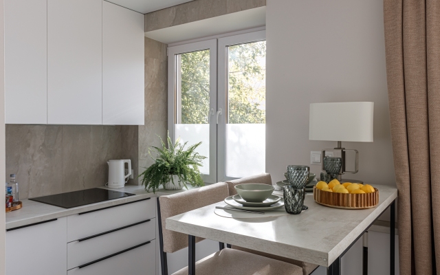 Yevrouyut svetlaya studiya vozle dostoprimechatelnostey Flat