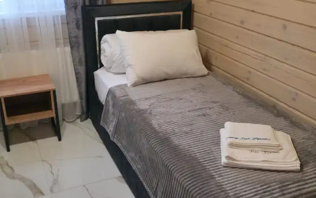 S Basseynom v Guamke Private House