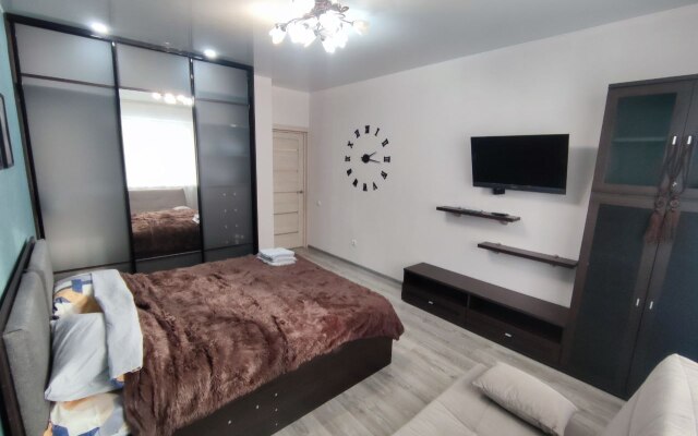 Nochnik na Solnechnom proyezde Flat