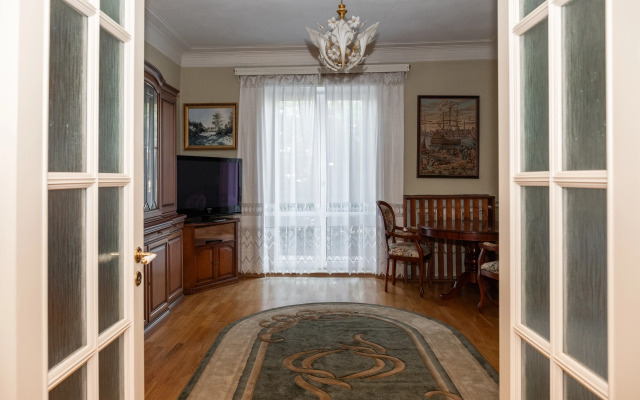 Naberezhnaya, Kreml, Teatr Flat