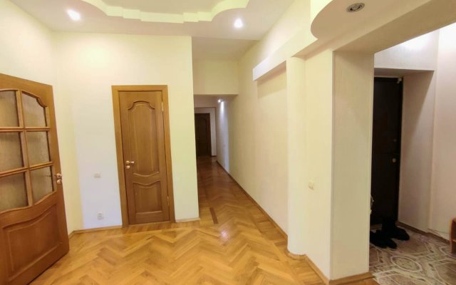 4komnatnye apartamenty v tsentre goroda Apartments