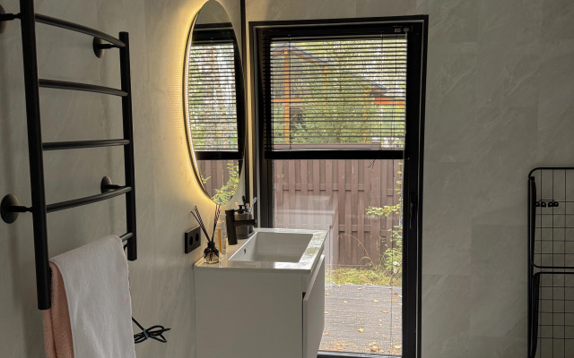 Частный дом в окружении леса с сауной