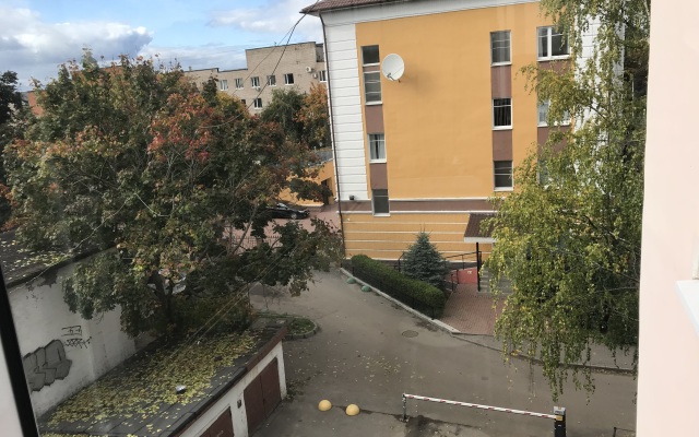 Na Novoluchanskoy Vozle Kremlya Flat