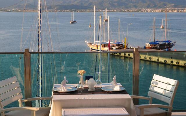 Alesta Yacht Hotel