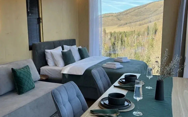 Zerkalny dom Sny Altaya s panoramnym vidom na tajgu i goru Splyk Private house