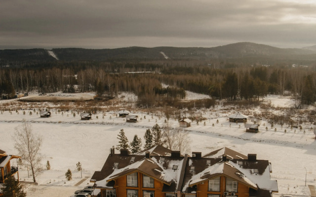 S potryasayuschim vidom na Solnechnoy Doline Apartments