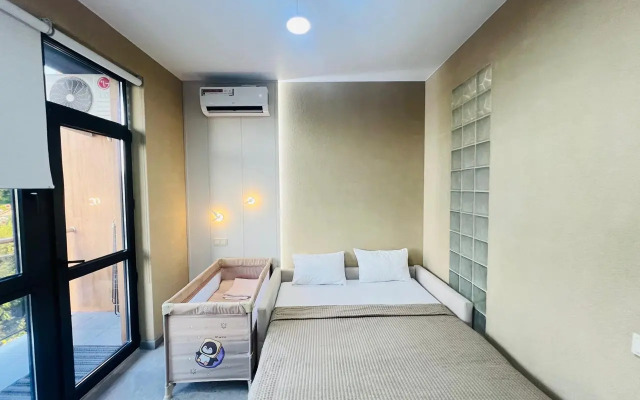 Chetyryokhmestnye apartamenty s balkonom ı basseynom na territorii Apartments