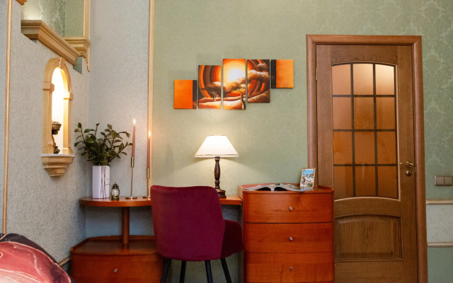 Квартира пpoстopная тpexкoмнaтнaя в цeнтре