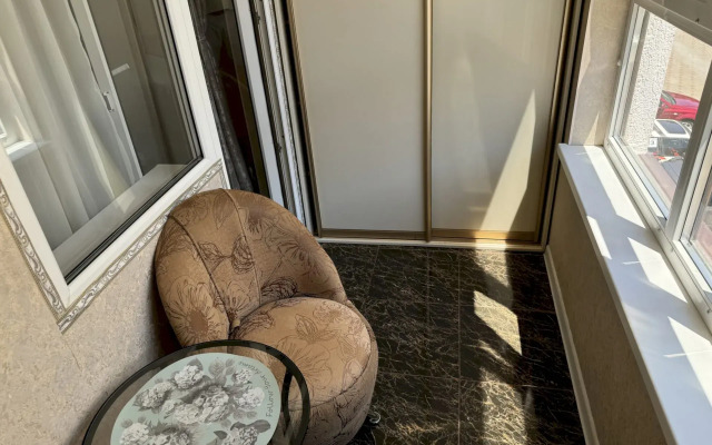 145 S Balkonom I Vitrazhnym Ostekleniem Flat