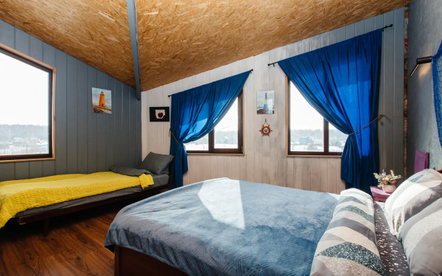 Гостевой Дом с кораблем на берегу реки