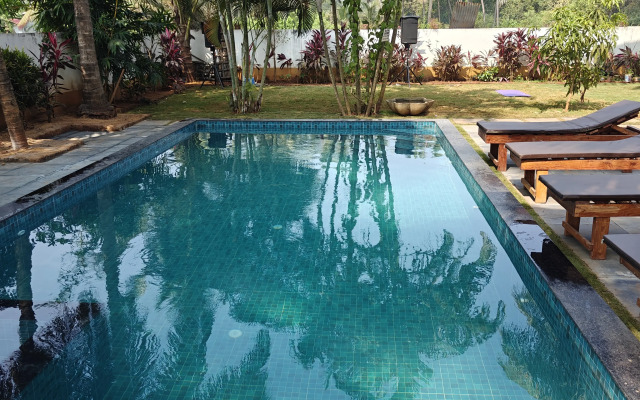 SOLS Backyard Bungalow