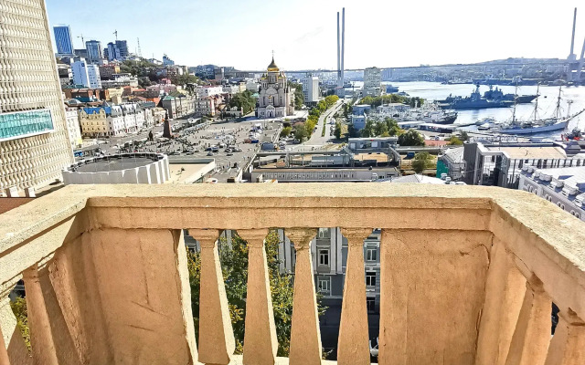 Апартаменты с балконом и видом на Золотой мост