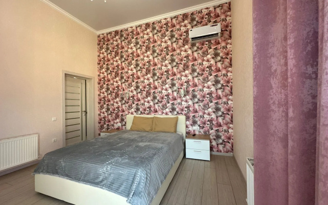 Dvukhurovnevaya S Vidom Na More Flat