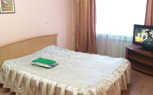 Na Naberezhnoy V Tsentre Goroda Flat