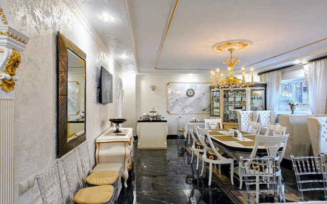 Отель Golden House