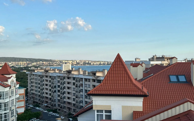 Dvukhurovnevaya S Vidom Na More Flat