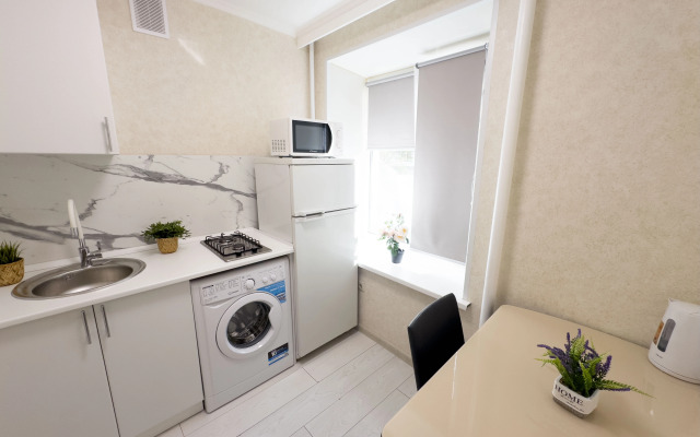 Na Vokzalnoy Ulitse 3-83 Flat