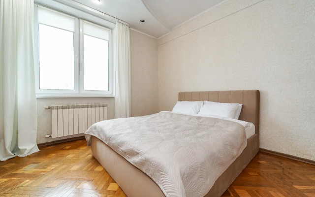 Prostornaya 3-Komnatnaya V Tsentre Vozle Metro Flat
