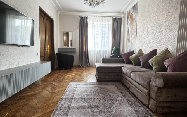Trekhkomnatnaya Na Prospekte Nezavisimosti 23 Flat