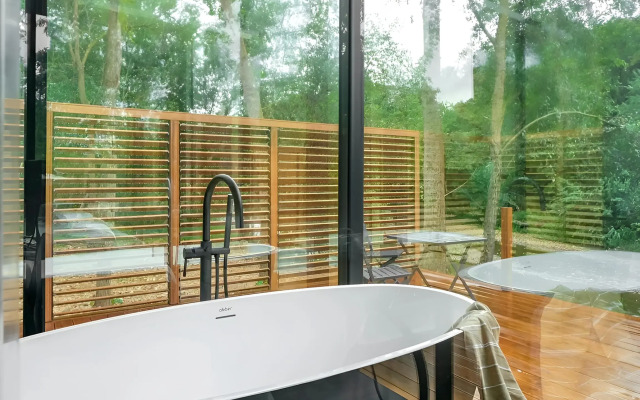 Private House na Beregu Reki s Avtorskim Dizaynom