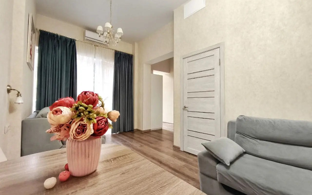 Ulitsa Roz, D.36 Flat