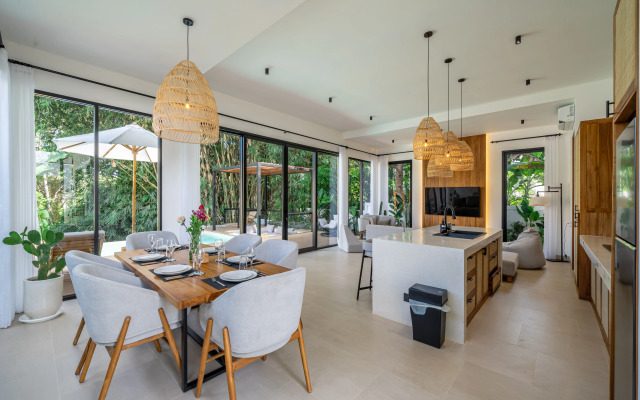 Novaya, Vid na Tropiki, Ogromny Basseyn, Jungle Ubud Villa