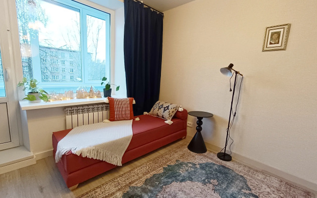 V Tsentre Petergofa u Fontanov Flat