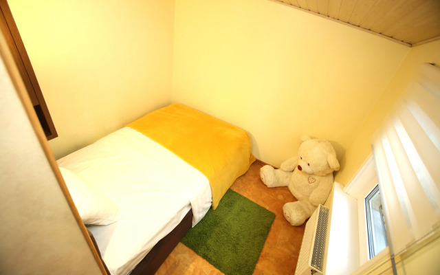 Dvukhurovnevye Nevsky 5 Apartment