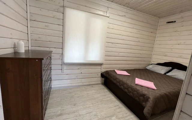 S baney basseynom i mangalom na beregu reki Private house