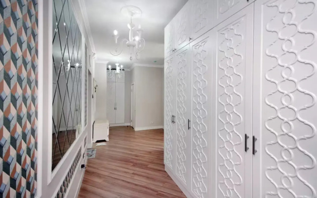 Trekhkomnatnaya V Zhk braun Vozle Trts Mega Almaty Flat