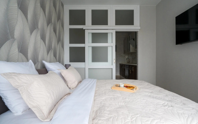 Uyutnaya s basseynom vozle morya Flat