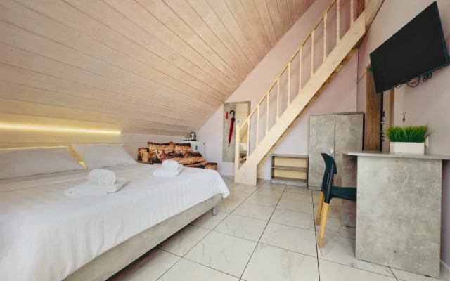 Five-Story with swimming pool Guest House