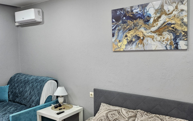 Uyutnaya Studiya S Balkonom I Basseynom Vo Dvore Flat
