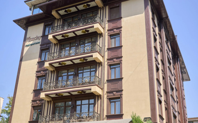 Monday Royal Apart Hotel