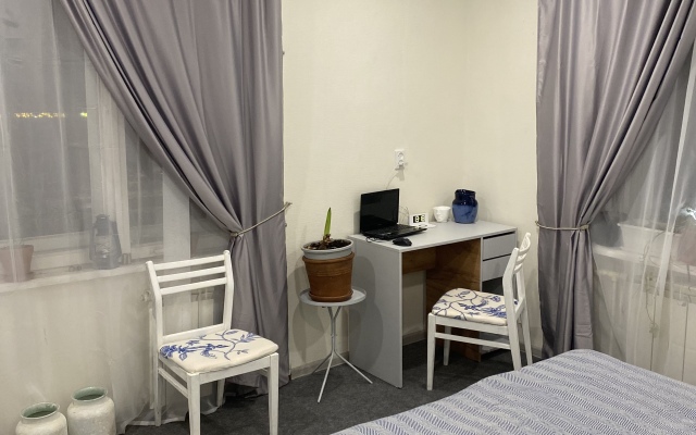 Uyutnaya studiya s balkonom okolo metro Apartments