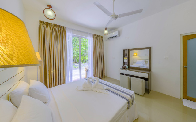 Dhigurah Retreat Beach Hotel