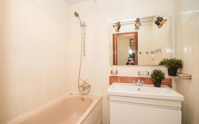 Trekhkomnatnaya v Tsentre ryadom s Galleria Minsk Flat