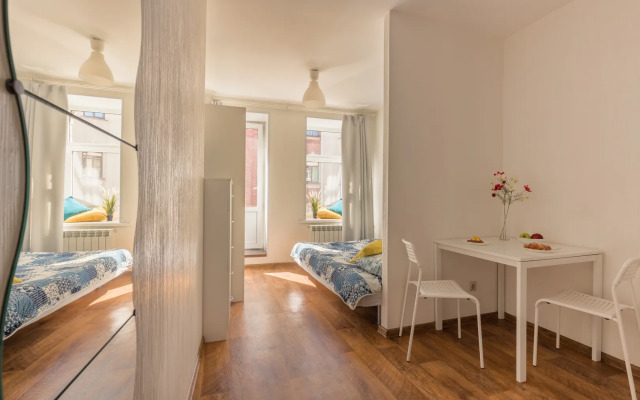 Studiya s balkonom Bombflat na Grivtsova Apartments