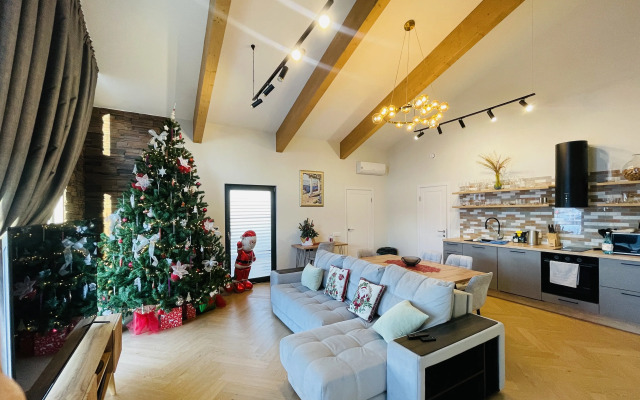 Частный дом у озера