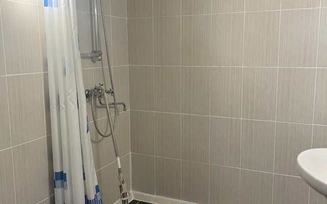 Standartny Trekhmestny S Vannoy Komnatoy Apartment